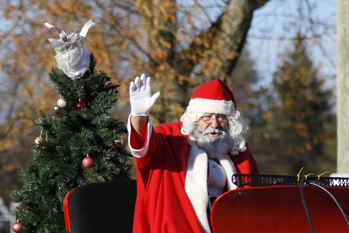 Aufnahme eines Weihnachtsmanns in einem Schlitten.