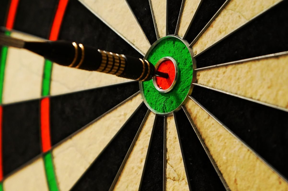 Aufnahme eines Darts-Pfeils im Bullseye.