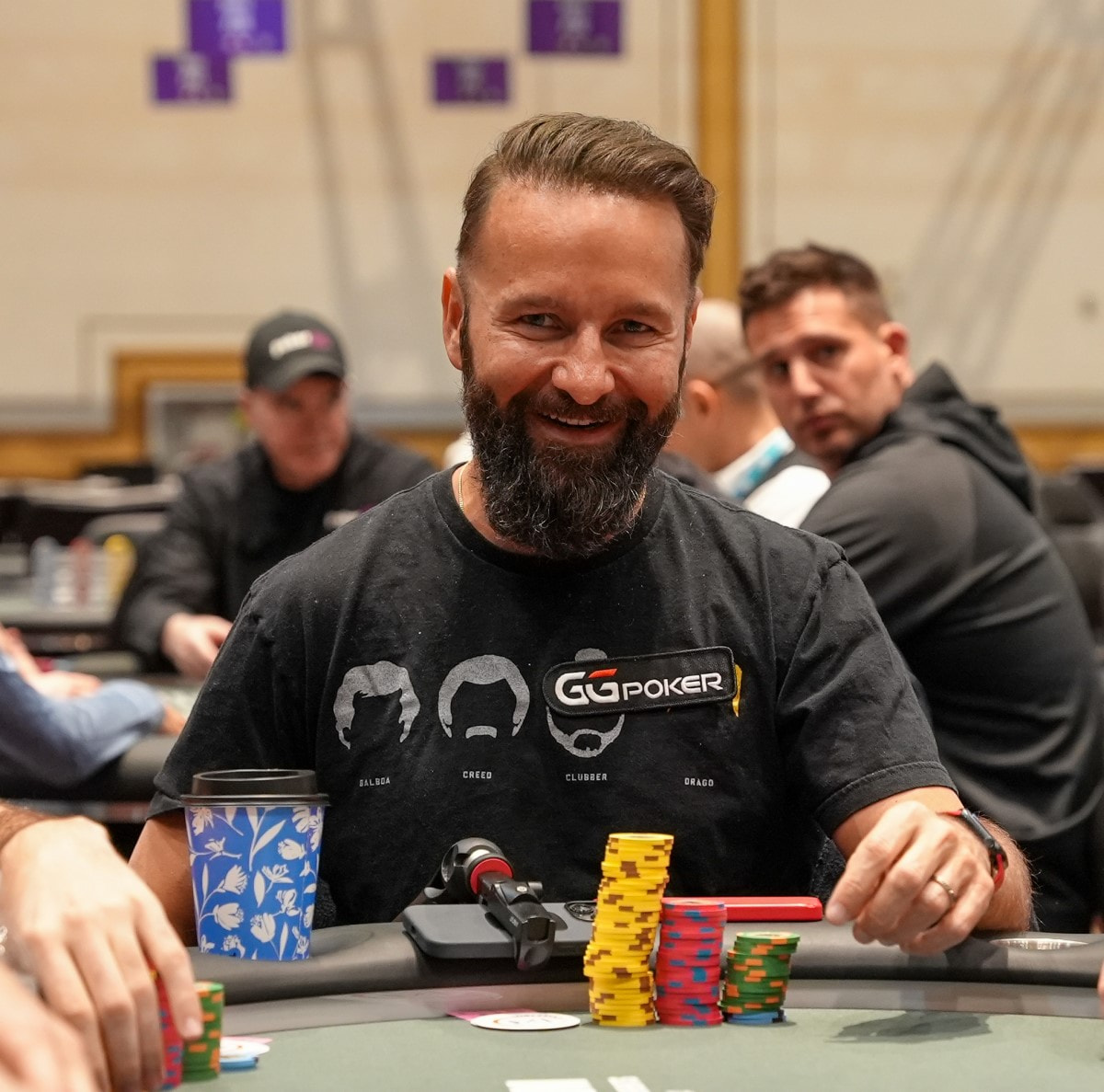 Daniel Negreanu an einem Pokertisch.