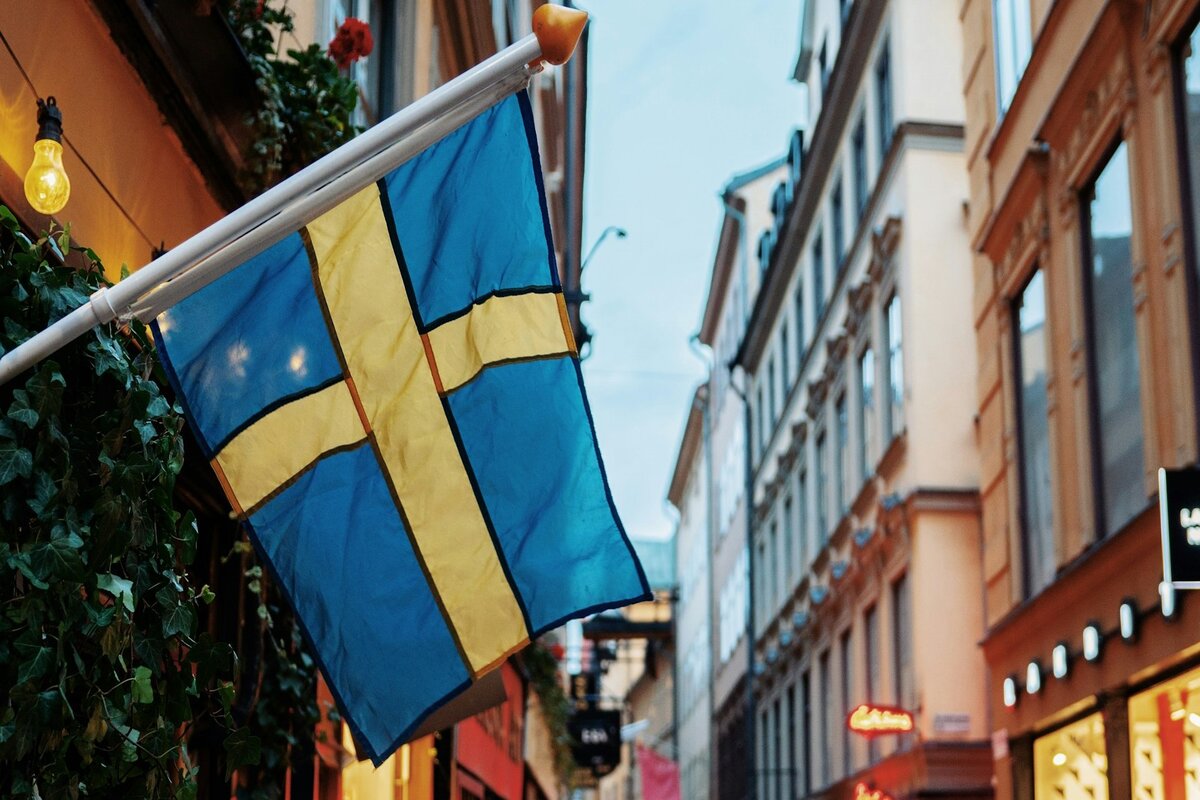 Flagge von Schweden an einem Gebäude