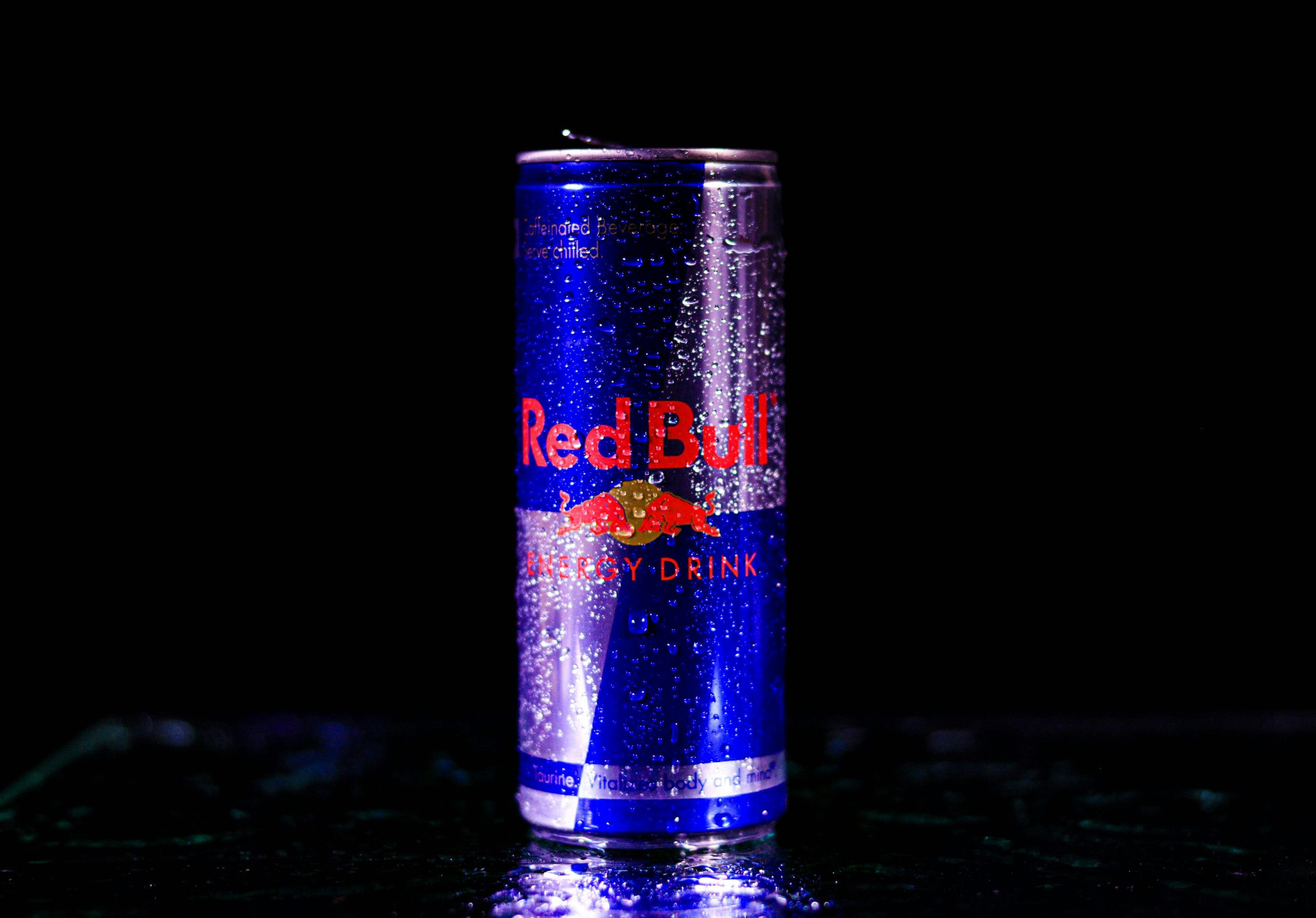 Red Bull Dose vor dunklem Hintergrund.