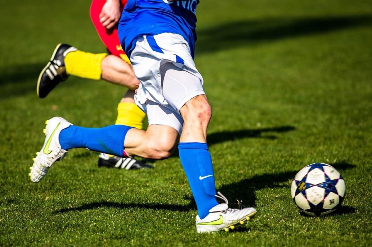 Aufnahme von zwei Fußballspielern.