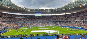 Ein Fußballstadion mit Fans 