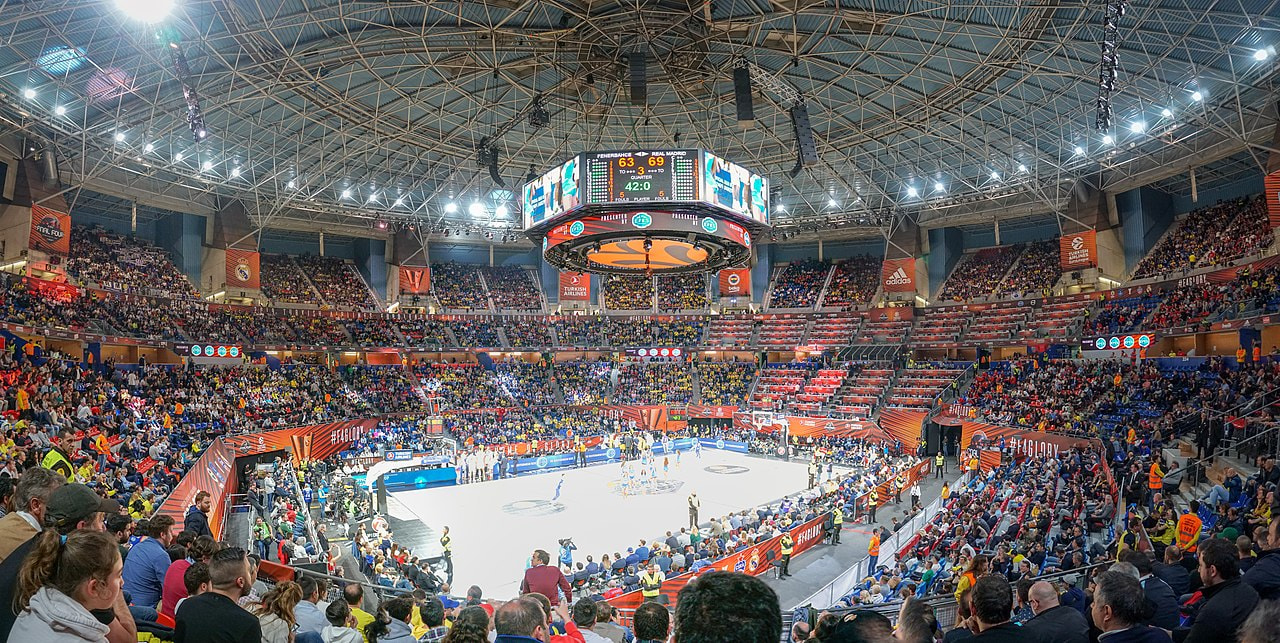 Eine Basketball-Arena bei einem Spiel der EuroLeague