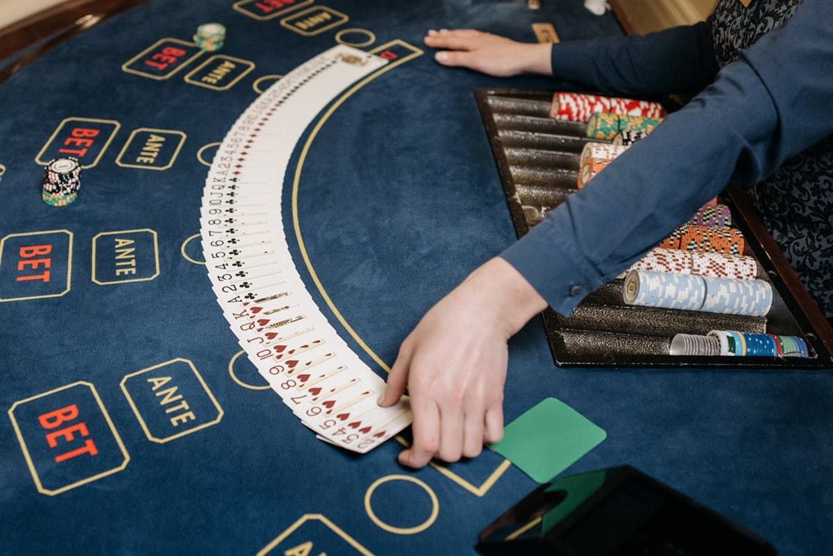 Eine Dealerin gibt Karten beim Blackjack aus