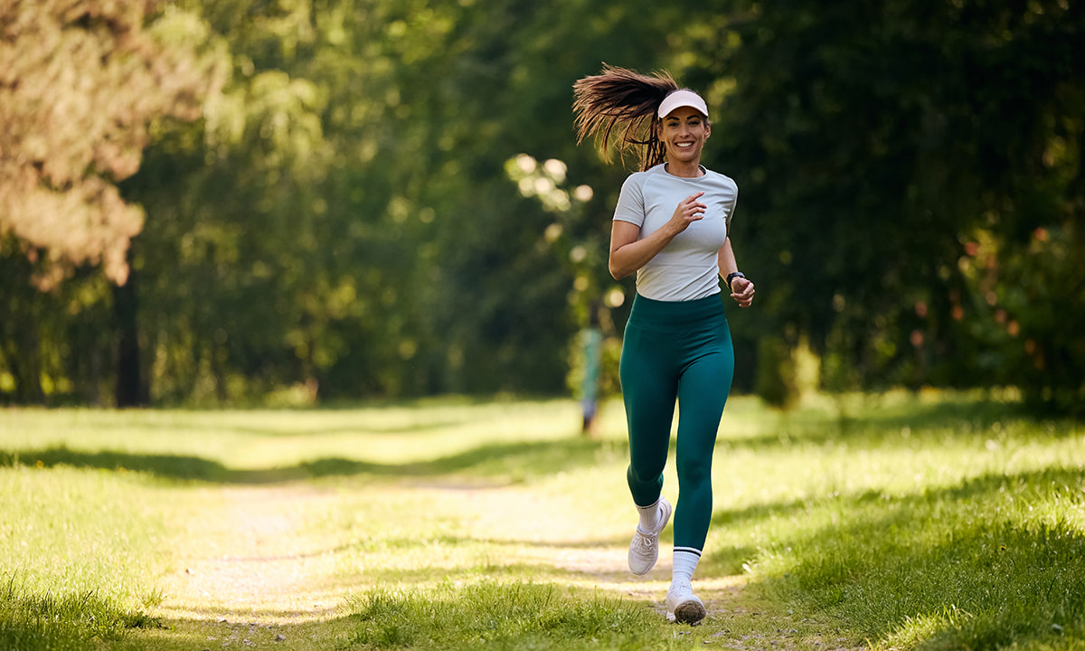 Eine Frau von hinten beim Joggen.