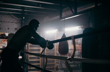 Ein Boxer in einem Boxring