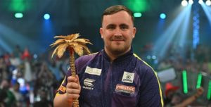 Aufnahme von Luke Littler nach dem Gewinn der Bahrain Darts Masters 2024.