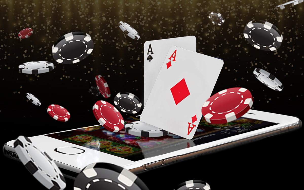 Ein Smartphone, auf dem Pokerchips und zwei Asse liegen.