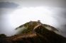 Ein Teilstück der großen Mauer in China vor wolkenverhangenem Himmel.