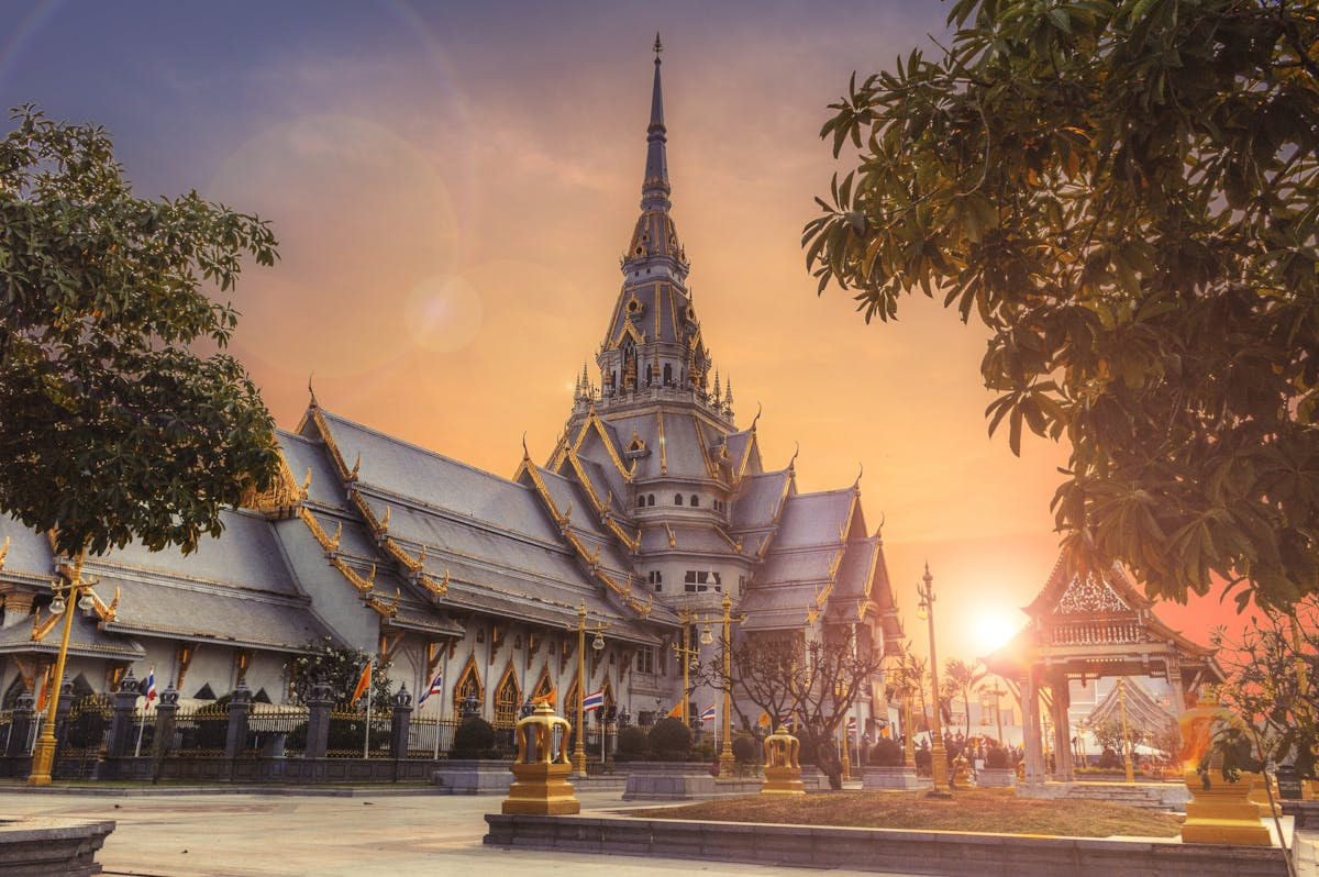 Tempel in Thailand bei Sonnenuntergang.