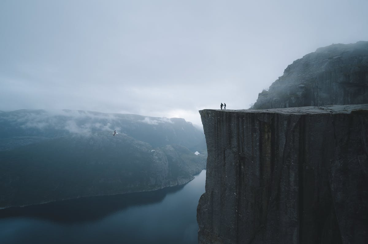 Felsklippe über einem Fjord in Norwegen.