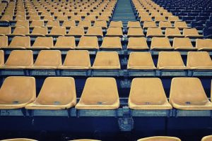 Aufnahme einer leeren Tribüne in einem Fußballstadion.