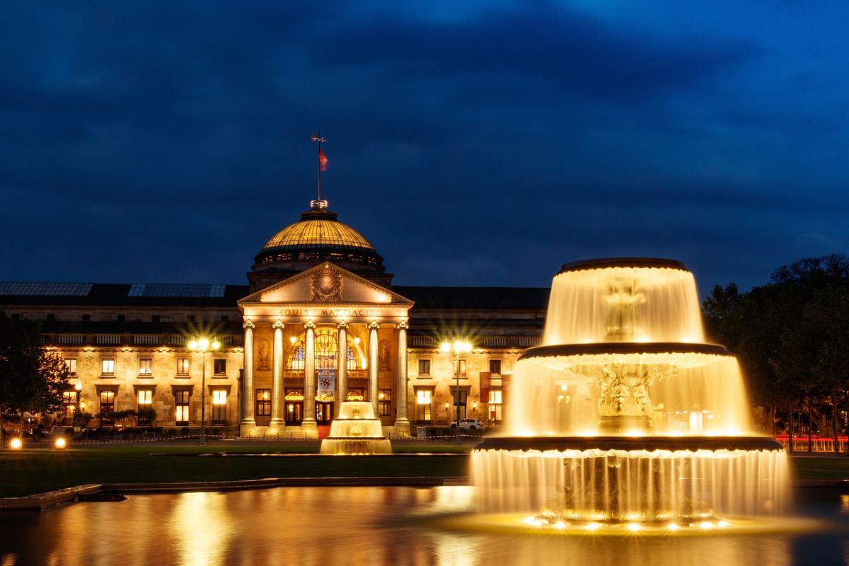 Aufnahme der Spielbank Wiesbaden bei Nacht.