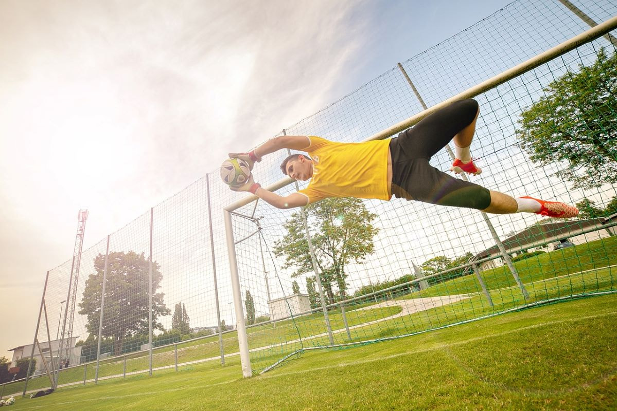 Aufnahme eines Torhüters, der einen Ball fängt.