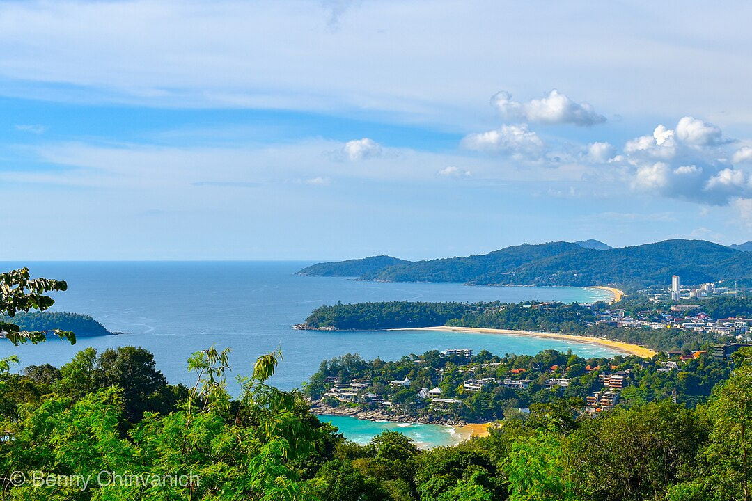 Blick auf einige Strände auf der thailändischen Insel Phuket.