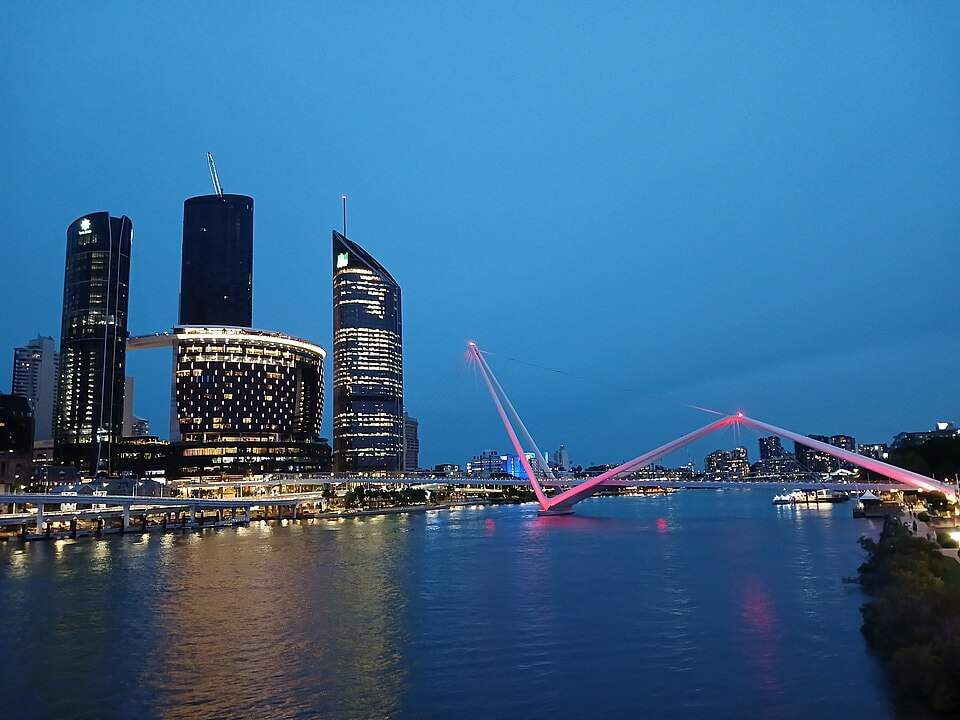 Queen’s Wharf in Brisbane, Australien, bei Nacht.