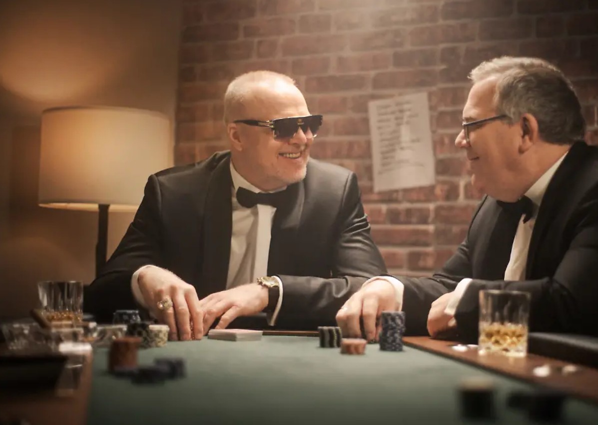 Stefan Raab und Elton am Pokertisch.