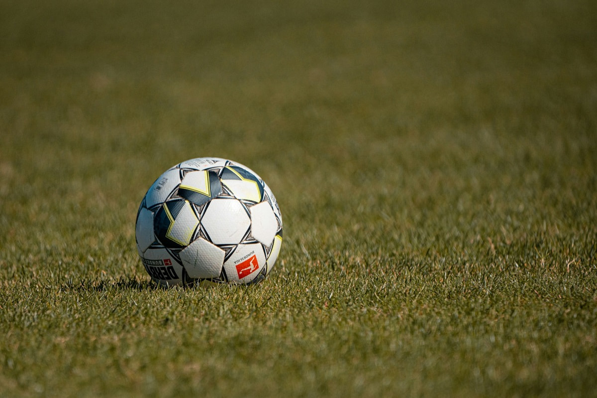 Ein Fußball mit Bundesliga-Logo