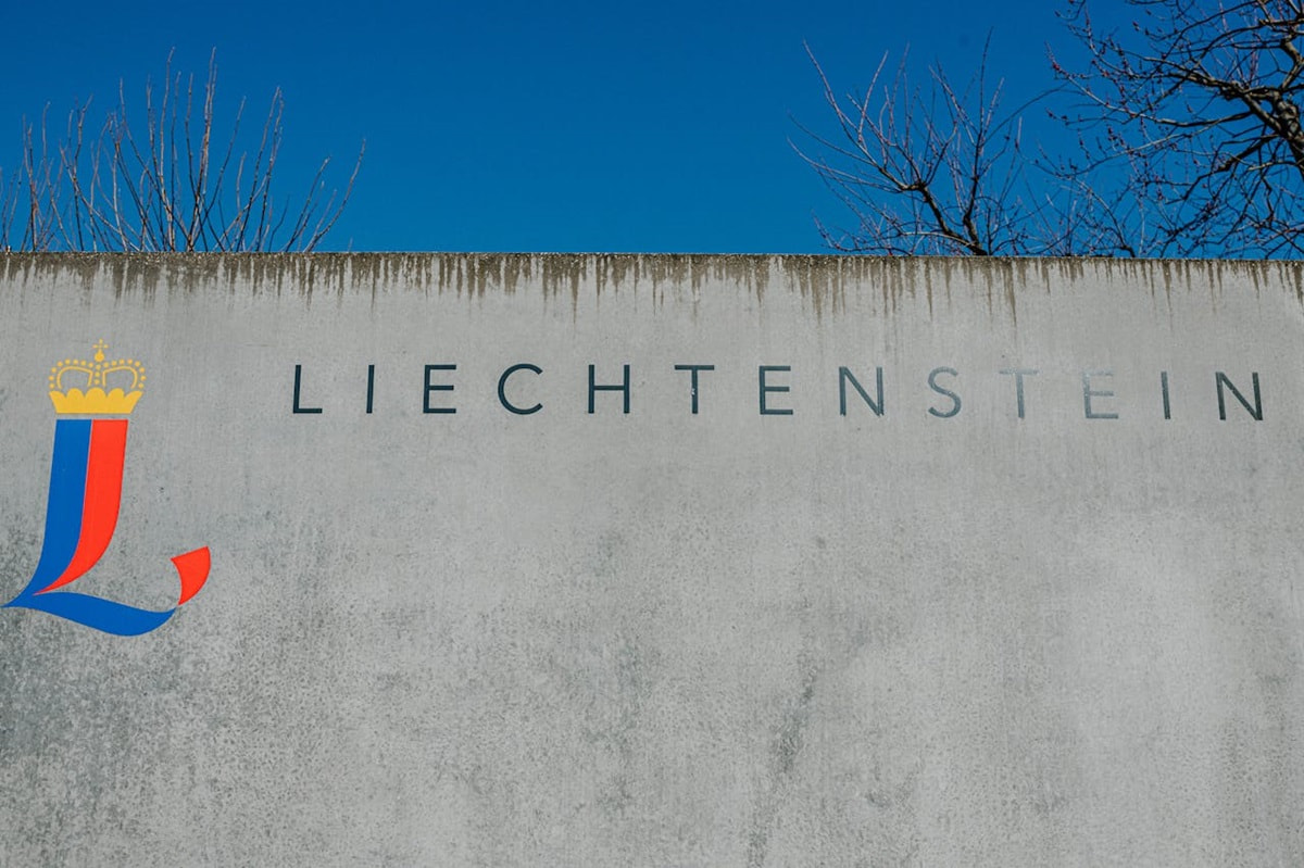 Eine Mauer mit Liechtenstein-Schriftzug