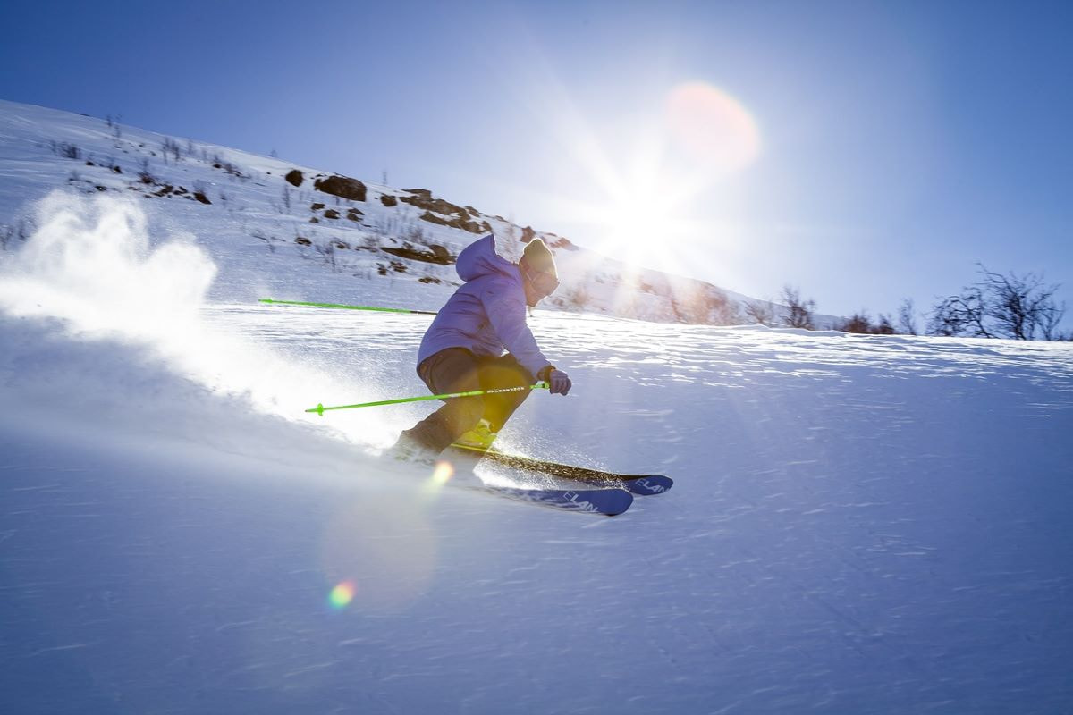 Aufnahme eines Ski-Fahrers im Schnee.