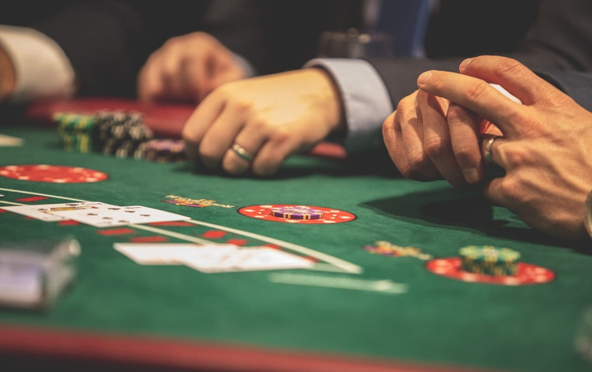 Männer sitzen in einem Casino am Spieltisch