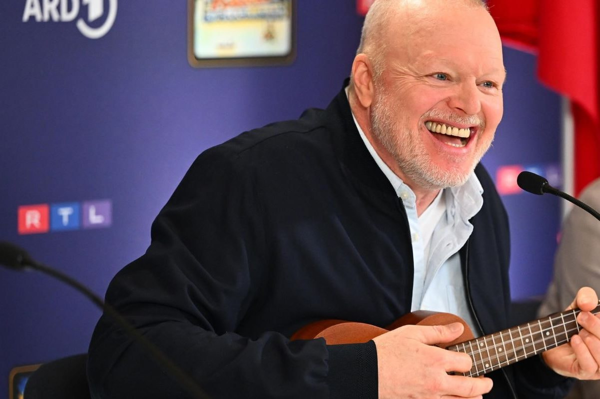 Aufnahme von Stefan Raab auf einer Pressekonferenz mit einer Ukulele.