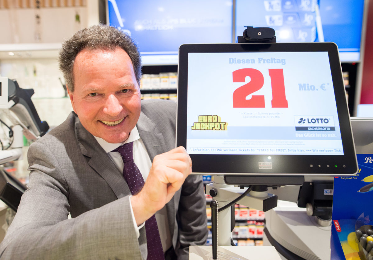 Sachsenlotto Geschäftsführer Siegfried Schenek mit Terminal.