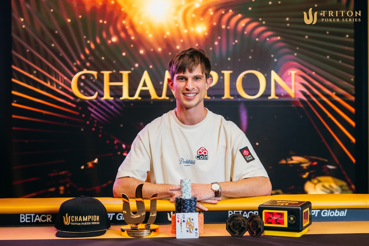 Mario Mosböck mit seiner Trophäe.