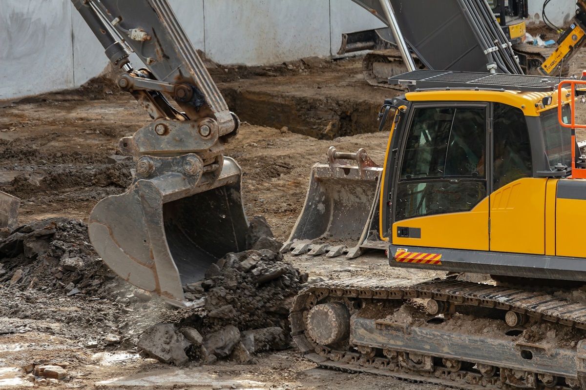 Ein Bagger auf einer Baustelle