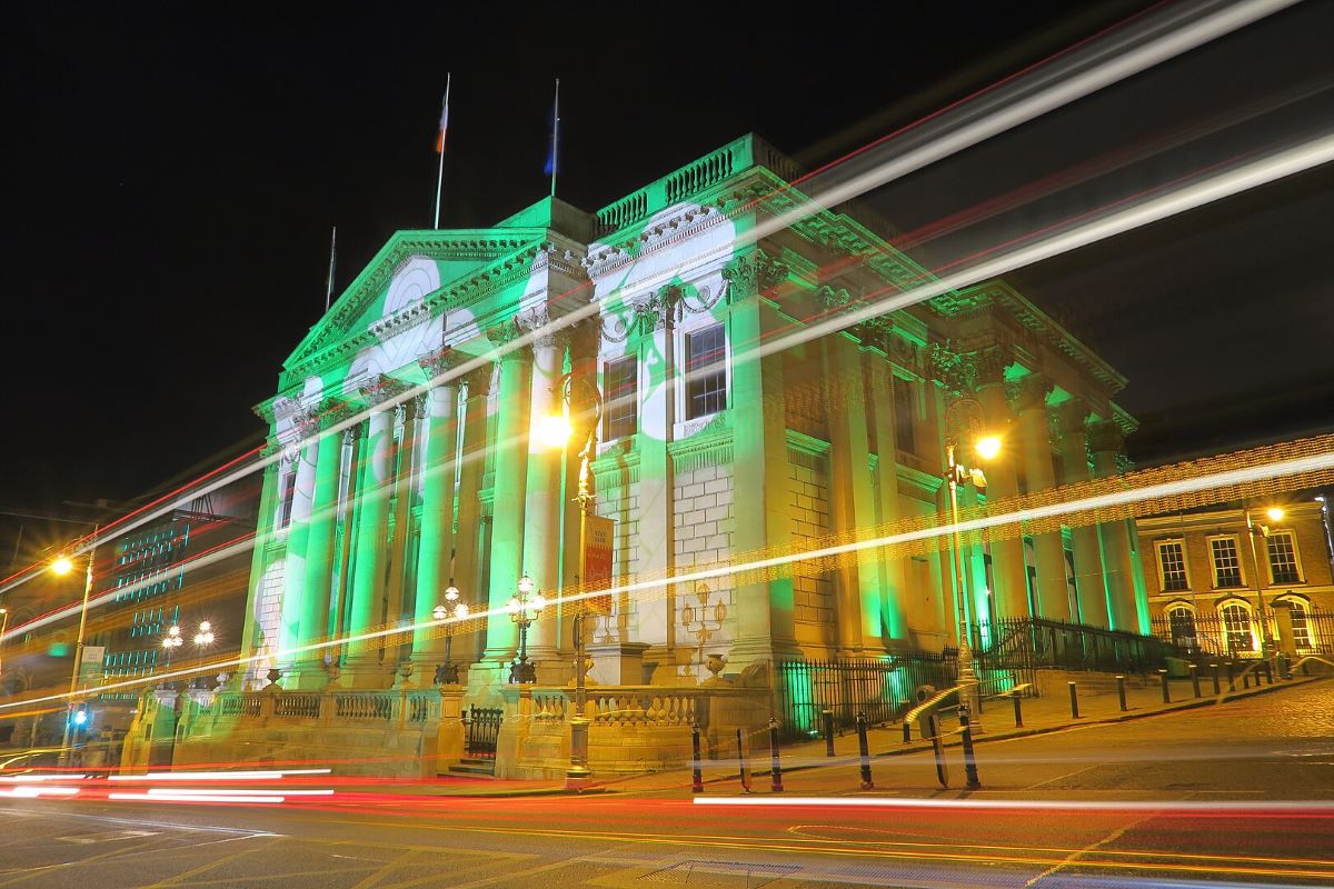 Aufnahme des Rathauses von Dublin mit einer grünen Beleuchtung am St. Patricks Day.