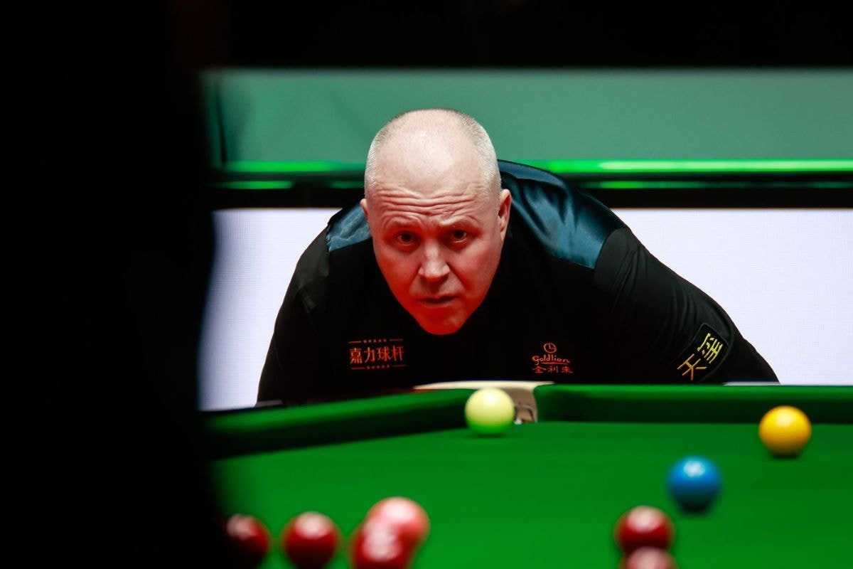 Aufnahme von John Higgins beim Snooker World Grand Prix 2025.