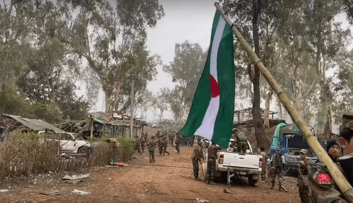 Soldaten in einem Dorf in Myanmar.