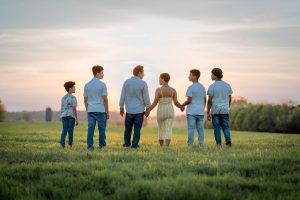 Aufnahme einer Familie in einem Feld.